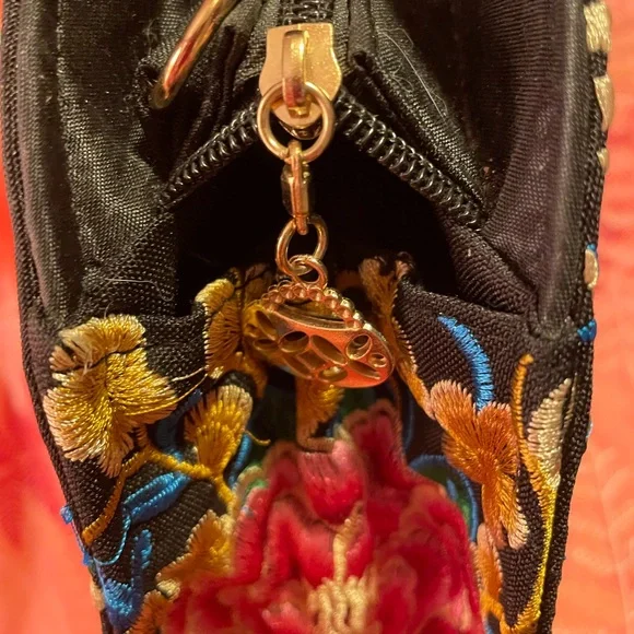 PRICE DROP Beautiful Embroidered Handbag 💐 - Picture 3 of 12